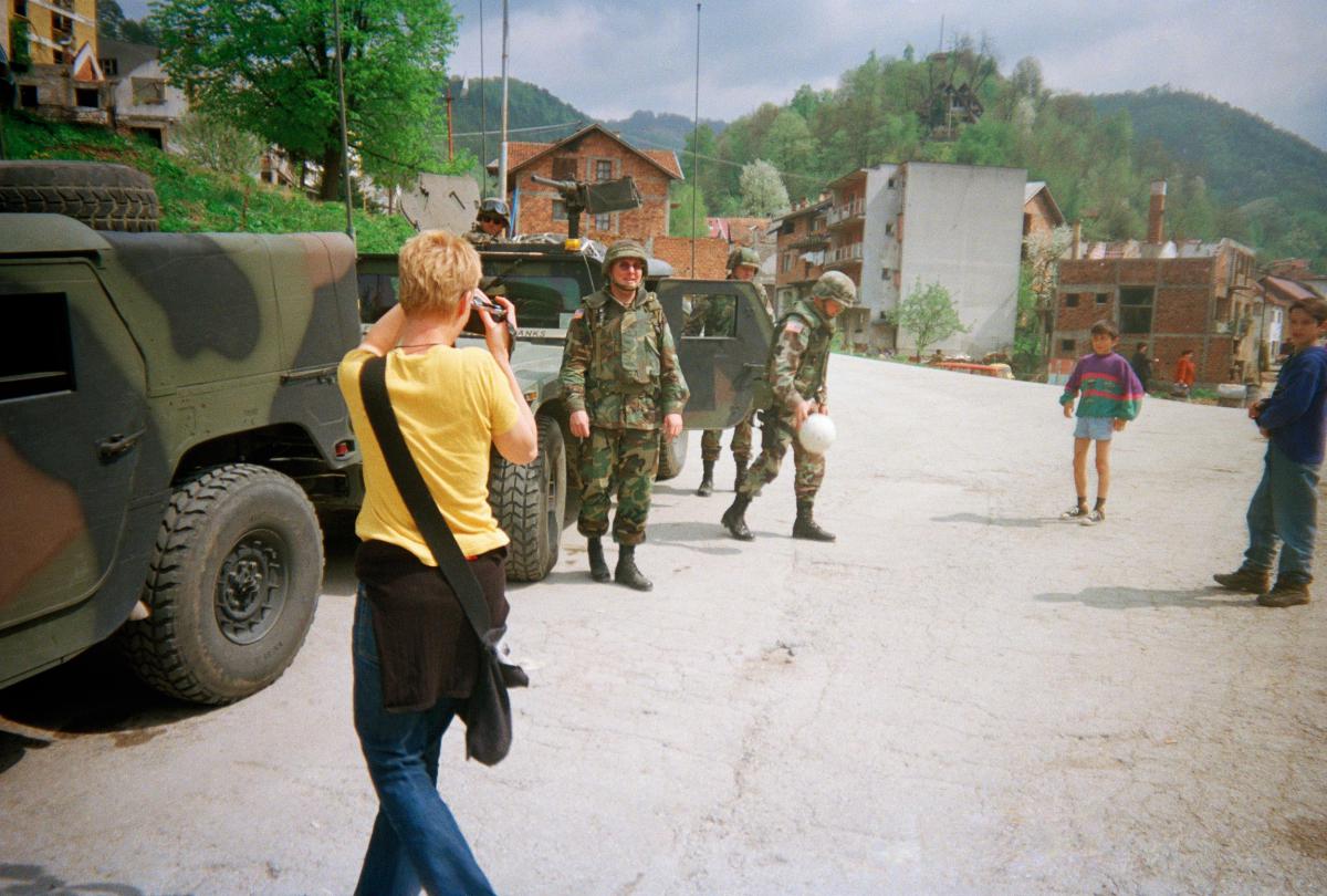 Ich möchte nur eines über die Menschen auf diesem Bild sagen: Solche Soldaten haben die Schutzzone von Srebrenica aufgegeben. Sie jagen mir noch immer Angst ein.