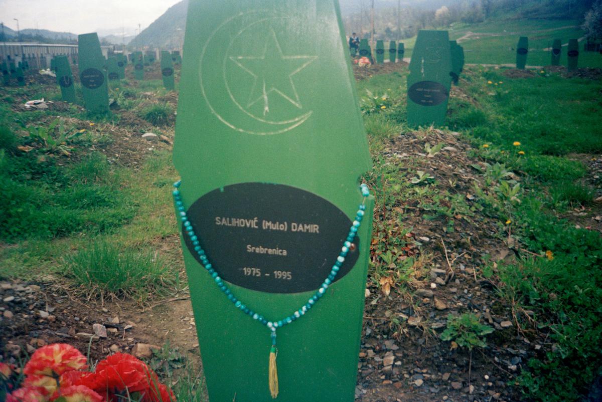 Mein Cousin Damir, den ich liebte, wie einen Bruder. Das ist sein Grabmal. Der Friedhof in Potočari, auf dem unsere Liebsten begraben sind.