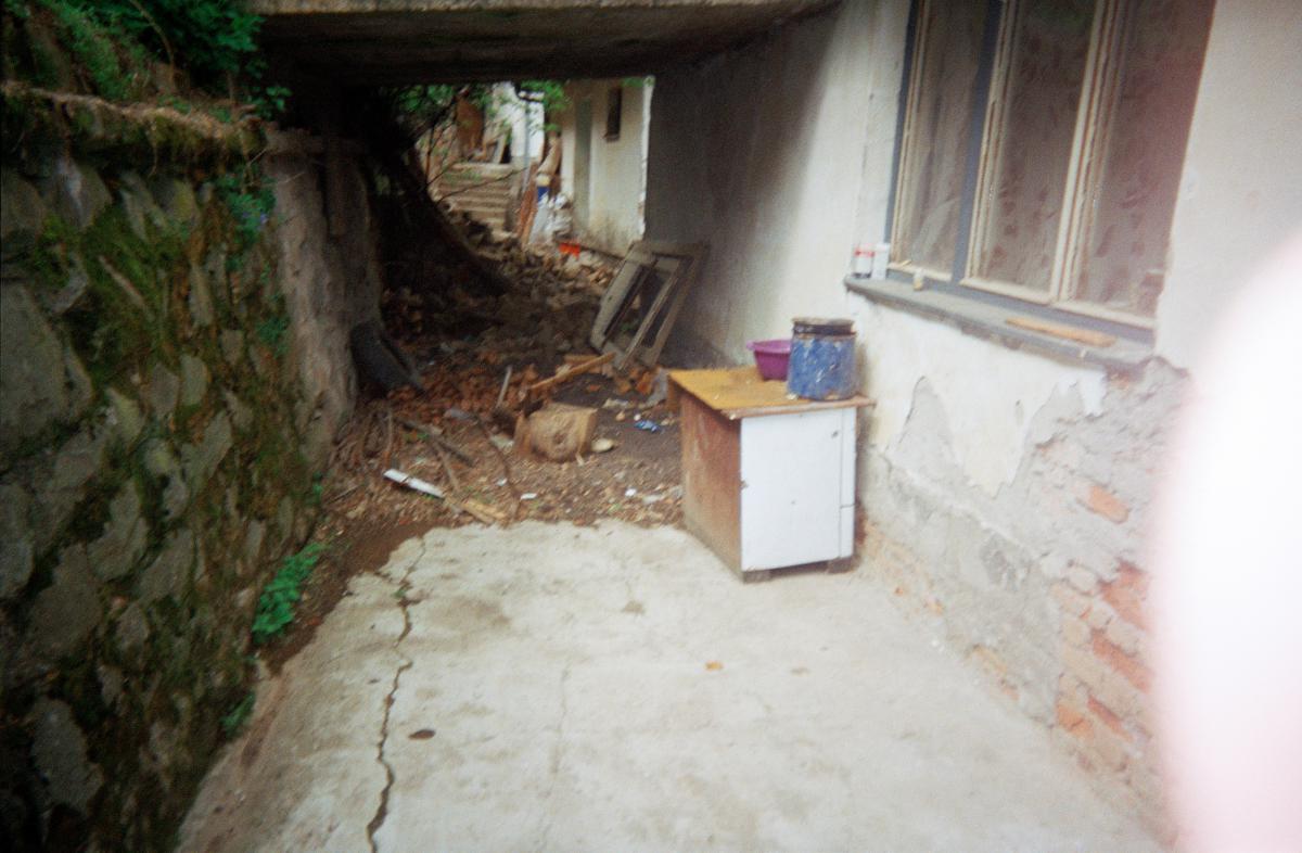 Der Eingang meines Hauses in Srebrenica. Dort wohnen jetzt serbische Flüchtlinge.