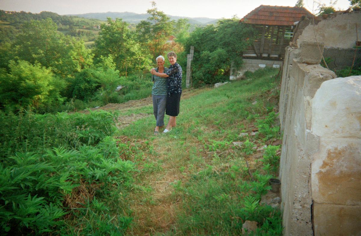 Mein Bruder ist in unser Geburtshaus zurück gekehrt. Er muss es wieder aufbauen, weil alles niedergebrannt wurde. Meine Mutter ist hier umgekommen.