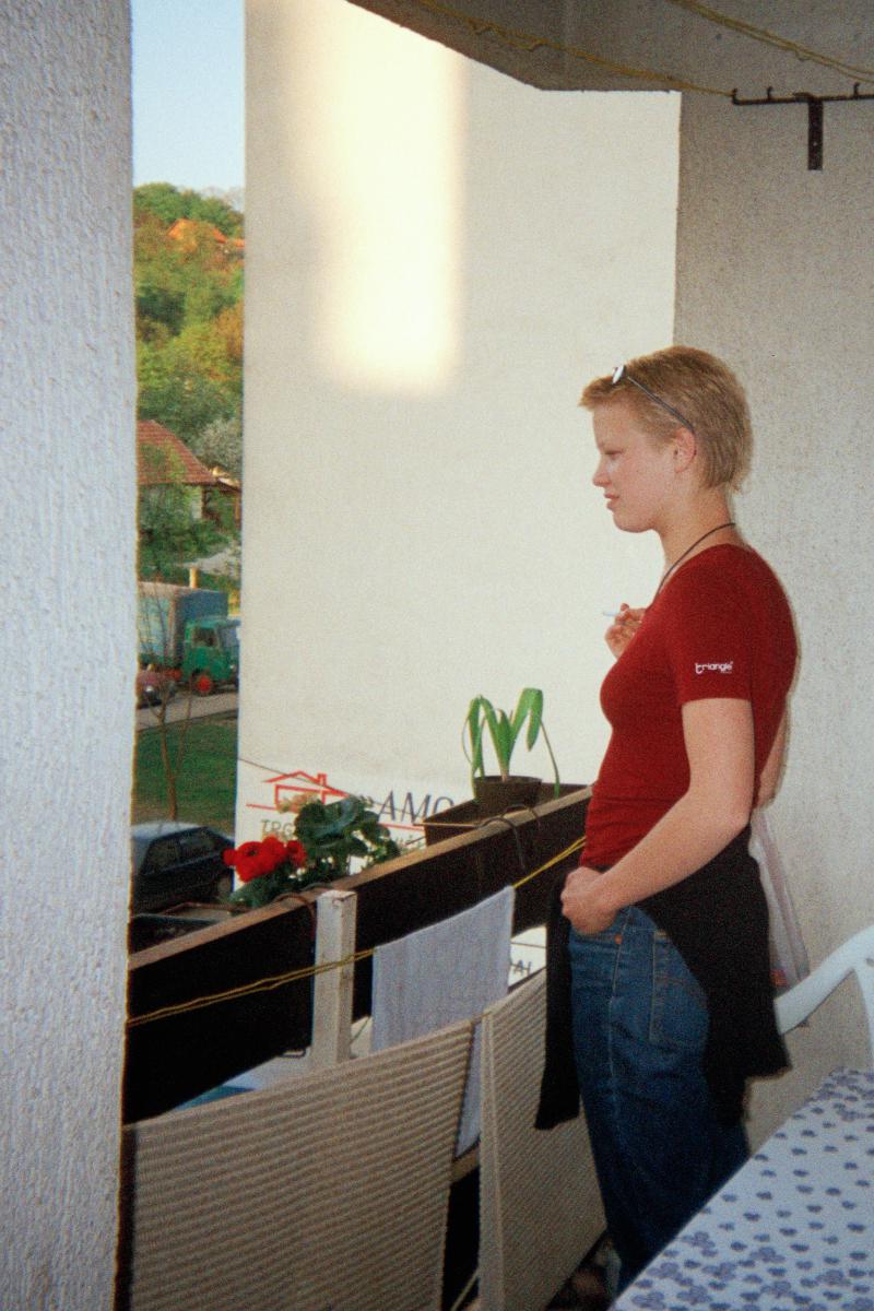 Dieses Bild erinnert mich daran, wie mein Mann auf uns in den Garten herunter blickte, als ich mit unseren Töchtern im Juli 1995 aus unserem Haus in Srebrenica flüchtete. (Er wird seit dem Fall Sebrenicas vermisst.)